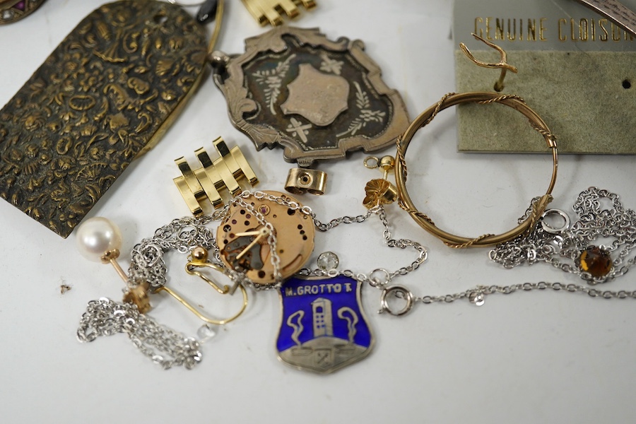 Assorted minor silver and jewellery, including cased set of six silver teaspoons with associated silver sugar tongs, silver vesta case, etc. Condition - poor to fair